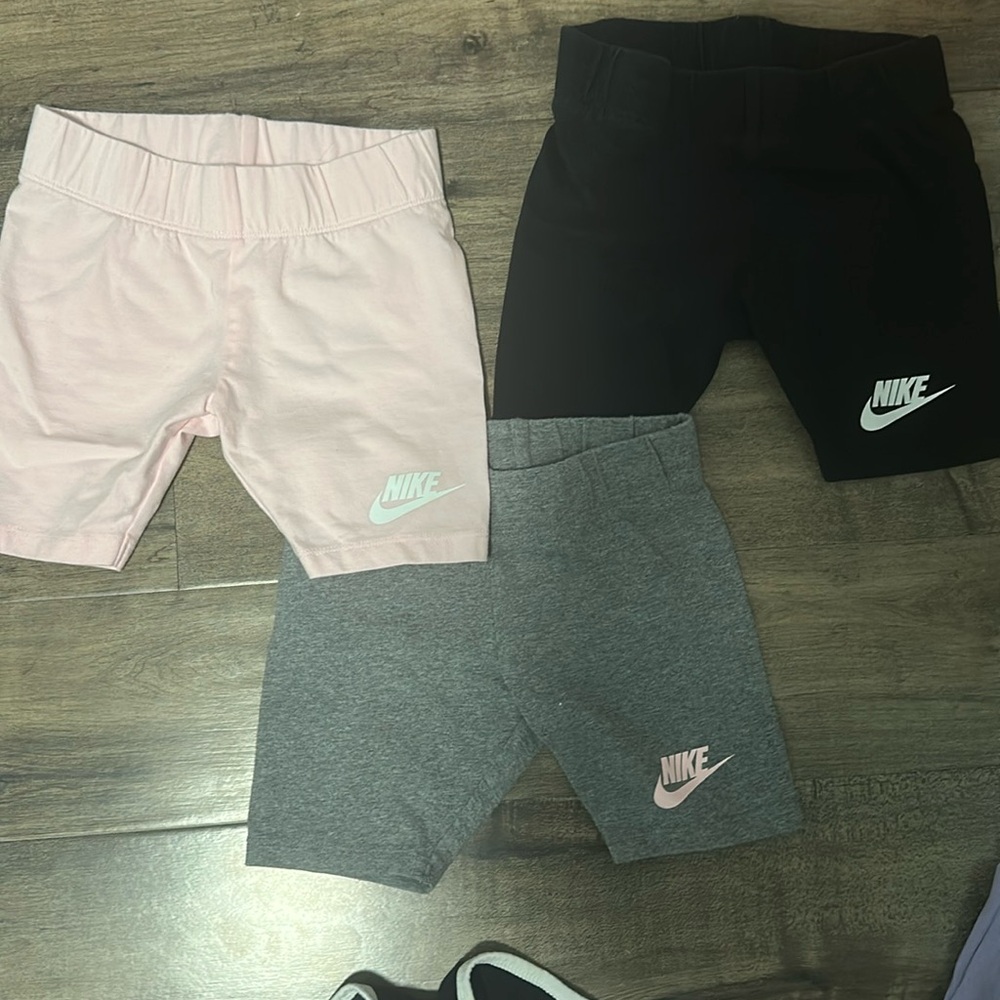 Nike shorts girl size 6 (runs small more like 5/6)
